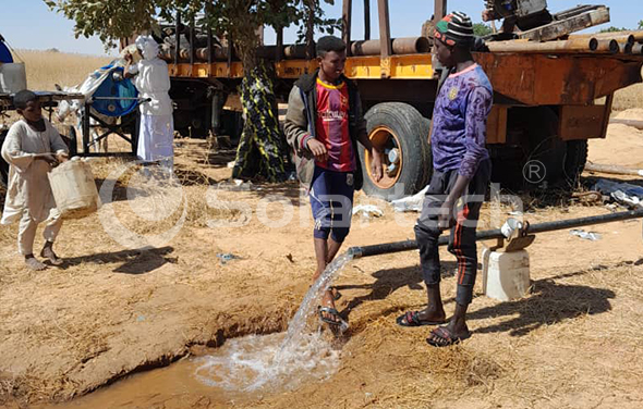 来自苏丹西部的儿童在获得清洁饮水后露出纯真的笑容